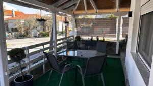 a patio with a table and chairs on a balcony at Cozy luxury apartment in Perea