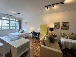 a living room with a couch and a table at 13 andar, Studio, Centro, vista incrível Guaíba in Porto Alegre