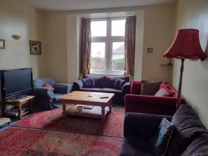 ein Wohnzimmer mit Sofas und einem Couchtisch in der Unterkunft Kington Accommodation in Kington