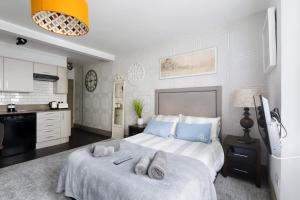 a bedroom with a large bed with towels on it at CITY HEART BRIGHTON in Brighton & Hove