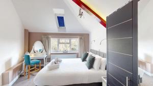 a bedroom with a bed and a desk and a mirror at Town Furze in Oxford