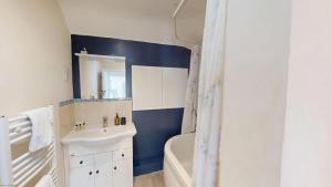a bathroom with a sink and a tub and a toilet at Town Furze in Oxford +22 photos