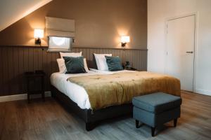 a bedroom with a large bed with green pillows at Villa Dolce in Silly