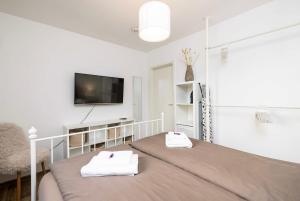 a bedroom with a bed with two towels on it at Gemütliches & ruhiges Apartment mit Terrasse, Garten & privatem Stellplatz in Dresden