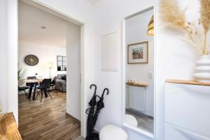 a hallway with black umbrellas in a living room at Gemütliches & ruhiges Apartment mit Terrasse, Garten & privatem Stellplatz in Dresden