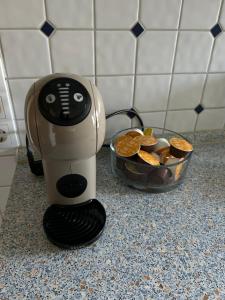 a blender on a counter next to a bowl of oranges at Oak Wood Ranch Guest Apartment in Marsberg
