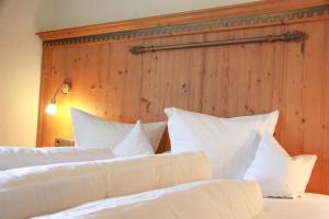 2 łóżka w pokoju hotelowym z białymi poduszkami w obiekcie Landhaus Gotthard w Solden
