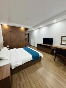 a bedroom with a bed and a flat screen tv at Cheng Hotel - 怀庄酒店 in Hòa Ðình +11 photos