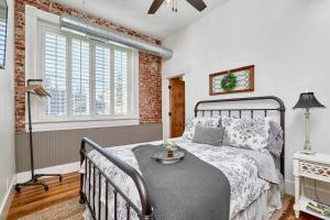 a bedroom with a bed and a window at Studio 1892 Guesthouse in Hermann +3 photos
