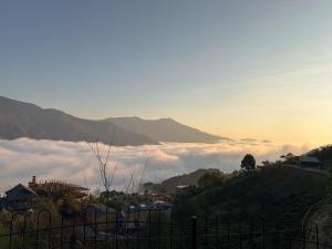 a view of a mountain with clouds in the valley at Phỏng Lài Mountain Homestay - Ta Xua Peak View in Bắc Yên