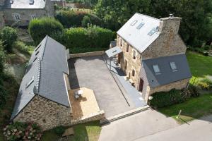 an aerial view of a house with a roof at La maison de poupées in Bourseul
