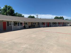 an empty building with a parking lot in front of it at Starlite Motel in Seneca