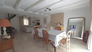 a dining room with a white table and chairs at L'Hirondelle in Airvault