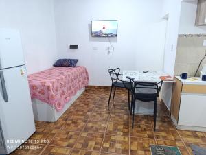 a small room with a table and a bed at Casa Perla zamba in Cerrillos