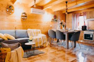 a living room with a couch and a table at Turističko naselje MOSLAVAČKA DOLINA by Irundo in Velika Ludina