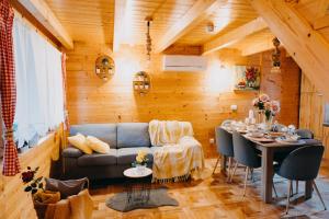 a living room with a couch and a table at Turističko naselje MOSLAVAČKA DOLINA by Irundo in Velika Ludina
