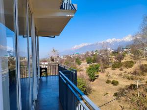 a balcony of a house with a view of the mountains at AeroVale Lodge I Mountain View Stay Near Landing Site Bir Billing in Bīr