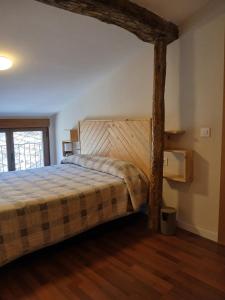 a bedroom with a bed and a wooden floor at Casa del Portón - Housevanlive in Casas Altas