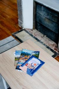two magazines sitting on top of a table at Les Libournettes - Serenity in Libourne