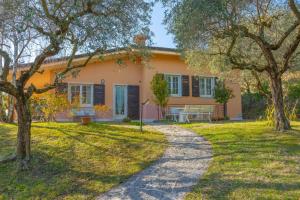 a house with a path in front of it at Villa Panorama in Bardolino