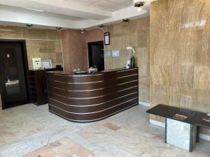 a lobby with a reception desk in a hotel lobby at Hotel Artimino in Timişoara