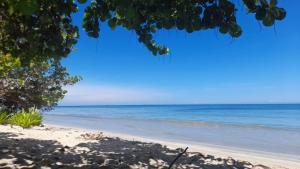 a beach with the ocean in the background at Maracas Hospedaje in Rincón