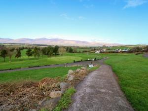 a path leading to a golf course with mountains in the background at Thadg and Hannahs in Milltown