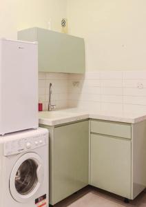 a kitchen with a washing machine and a sink at City Centre Gem - Machne Yehuda in Jerusalem