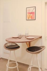 a table with two chairs and a table with glasses on it at City Centre Gem - Machne Yehuda in Jerusalem