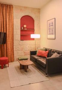 a living room with a couch and a table at City Centre Gem - Machne Yehuda in Jerusalem