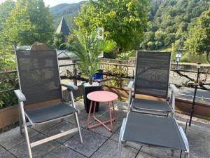 two chairs and a table on a balcony at UferZeit - Dein Ankerplatz an der Mosel in Ediger-Eller +7 photos