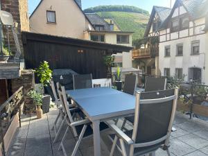 a blue table and chairs on a patio at UferZeit - Dein Ankerplatz an der Mosel in Ediger-Eller