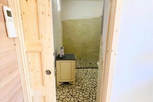 a small bathroom with a small table in a room at Vicino Aeroporto - Orange Marina Room in Olbia