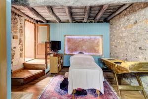 a room with a bed and a table and a window at New Arcobaleno Ossegna in Maissana