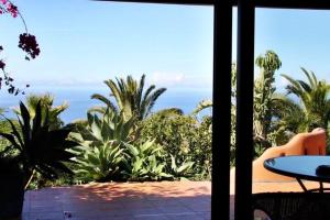 a view of the ocean from a patio at Casa Estrella, Ferienhaus in Las Manchas in Las Manchas