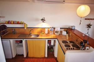 a kitchen with a sink and a counter top at Casa Estrella, Ferienhaus in Las Manchas in Las Manchas