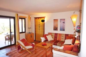 a living room with a couch and a table at Casa Estrella, Ferienhaus in Las Manchas in Las Manchas