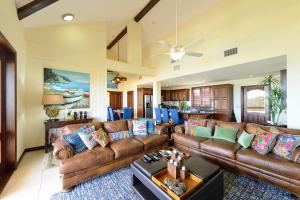 a living room with a couch and a table at Seiri del Mar in Hopkins