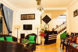 a living room with chairs and a tv at Villa Shanthi in Dharga Town