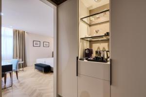 a hotel room with a kitchen and a living room at Hotel Pasarela in Seville