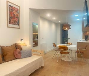 a living room with a bed and a table and a kitchen at Bosko Etxea Apartamentos in Bilbao +10 photos