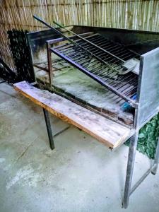 a grill sitting on top of a wooden bench at El secreto in Ciudad de la Costa