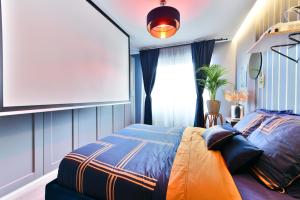 a bedroom with a blue bed and a window at Charmant appartement proche du centre de Nice in Nice