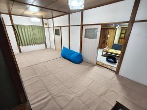 a room with a blue pillow on the floor at オホーツクハウスえんがる in Engaru