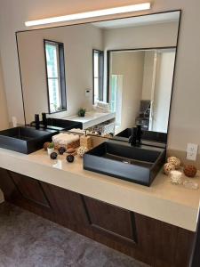 a bathroom with two sinks and a large mirror at Izu Plateau House 420 square meters, BBQ , 8 bedrooms, 1 living room 1kitchen 6 toilets 4 bathroom 1 onsen in Yawatano +21 photos