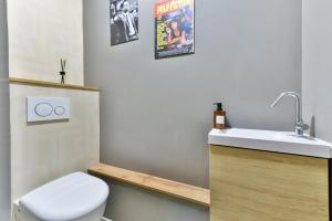 a bathroom with a toilet and a sink at Charmant appartement proche du centre de Nice in Nice