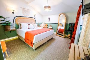 a bedroom with a bed and a mirror at Hotel Zon in Serdivan