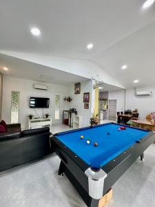 a large living room with a pool table at บ้าน อินอักษร in Pumriang