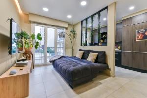 a living room with a blue couch and a table at Charmant appartement proche du centre de Nice in Nice
