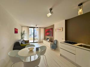 a living room with a table and a kitchen at Appartamento Tilatti in Grado